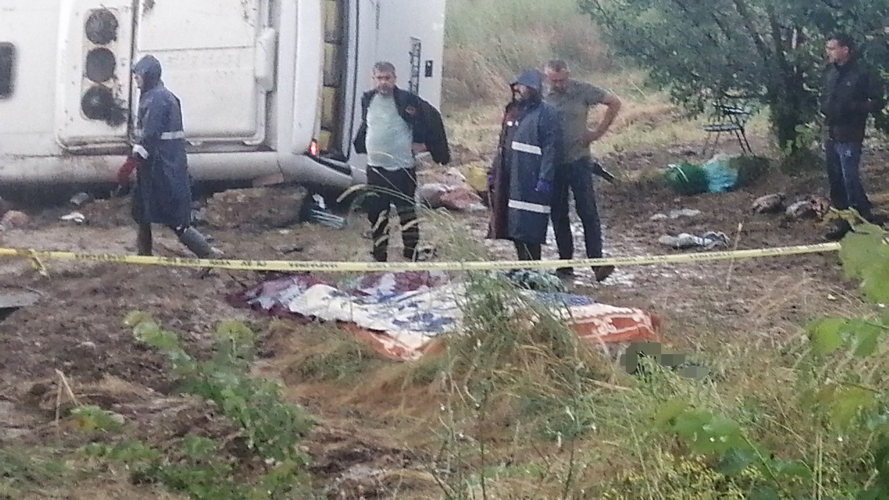 Isparta’da tur minibüsü şarampole yuvarlandı! 4 ölü, 16 yaralı