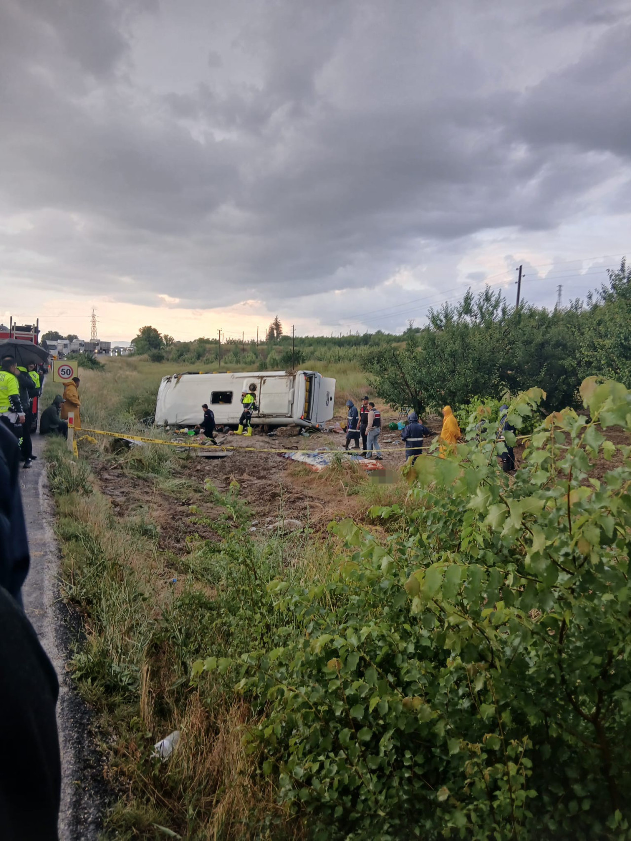 Isparta’da tur minibüsü şarampole yuvarlandı! 4 ölü, 16 yaralı - Resim : 3