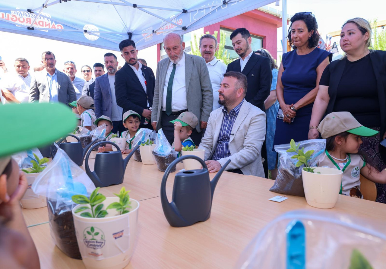 “Bitkim Bana Emanet” projesi Arnavutköy’de başladı! Çocuklar yaz boyunca fidanlarına bakacak