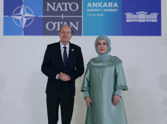 Lider eşleri Çankaya Köşkü’nde buluştu! Emine Erdoğan'an dikkat çeken mesaj: Sorumluluğun gereğini yapmaya gayret ediyoruz - Resim : 4