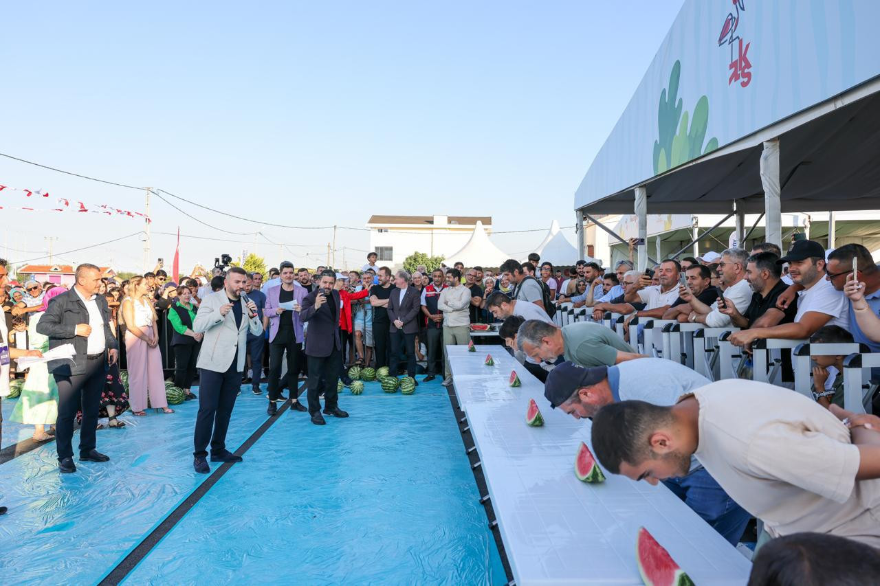Arnavutköy’de karpuz festivali coşkusu! Karaburun Sahili’nde 10 ton karpuz ikram edildi - Resim : 2
